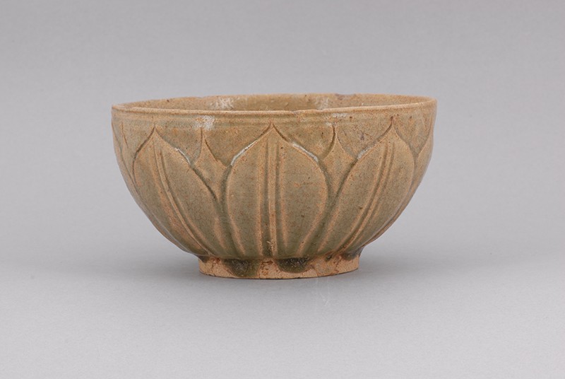 六朝青瓷莲瓣碗