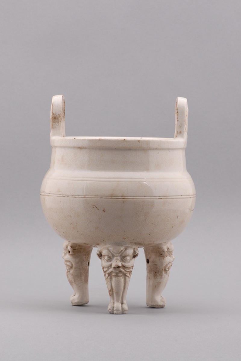 清白釉冰瓷三足炉