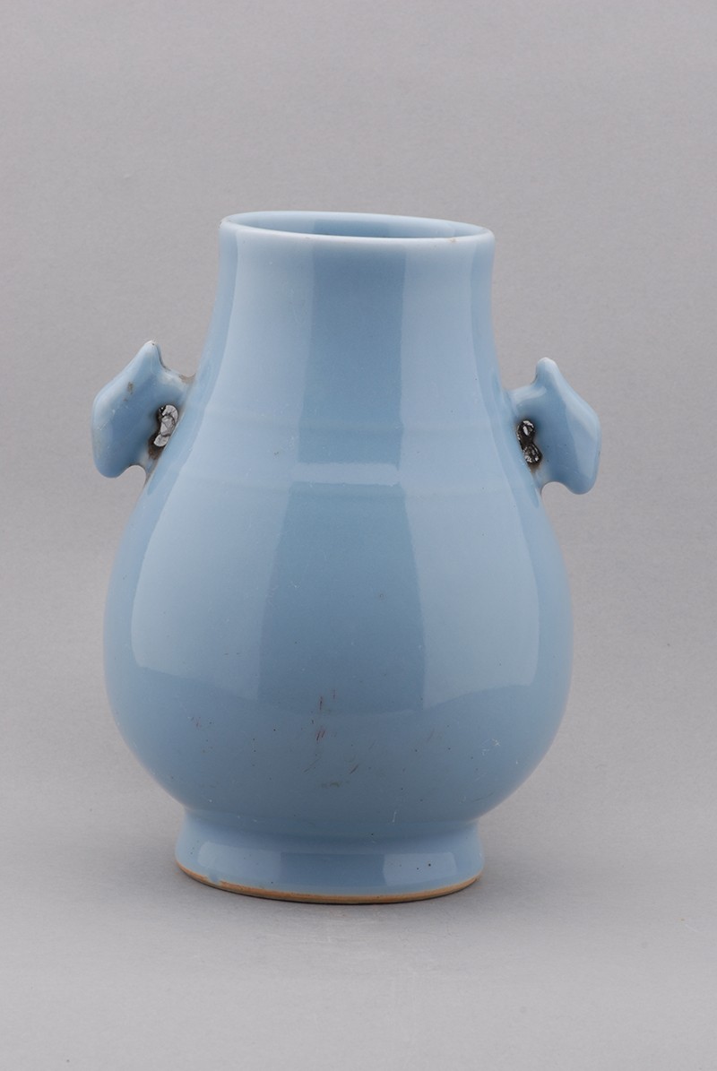 清雍正蓝釉兔头双耳瓷瓶