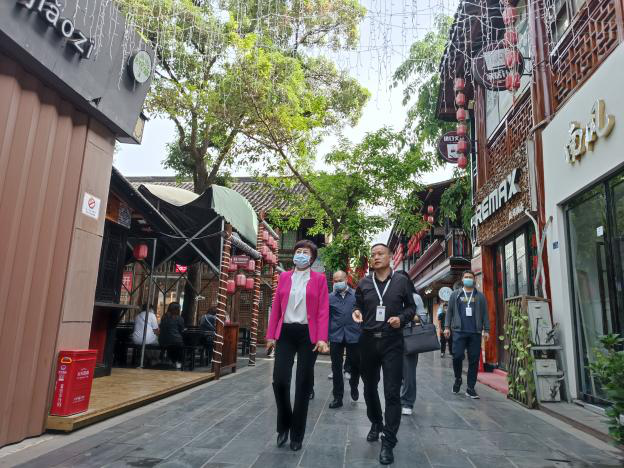 何苹副市长一行到德阳市博物馆调研(图4) 何苹副市长一行到德阳市博物馆调研(图4)