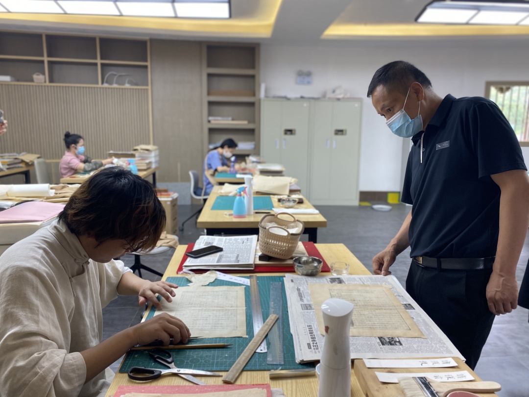 德阳市博物馆对馆藏书画保护修复项目进行进度查验(图3) 德阳市博物馆对馆藏书画保护修复项目进行进度查验(图3)