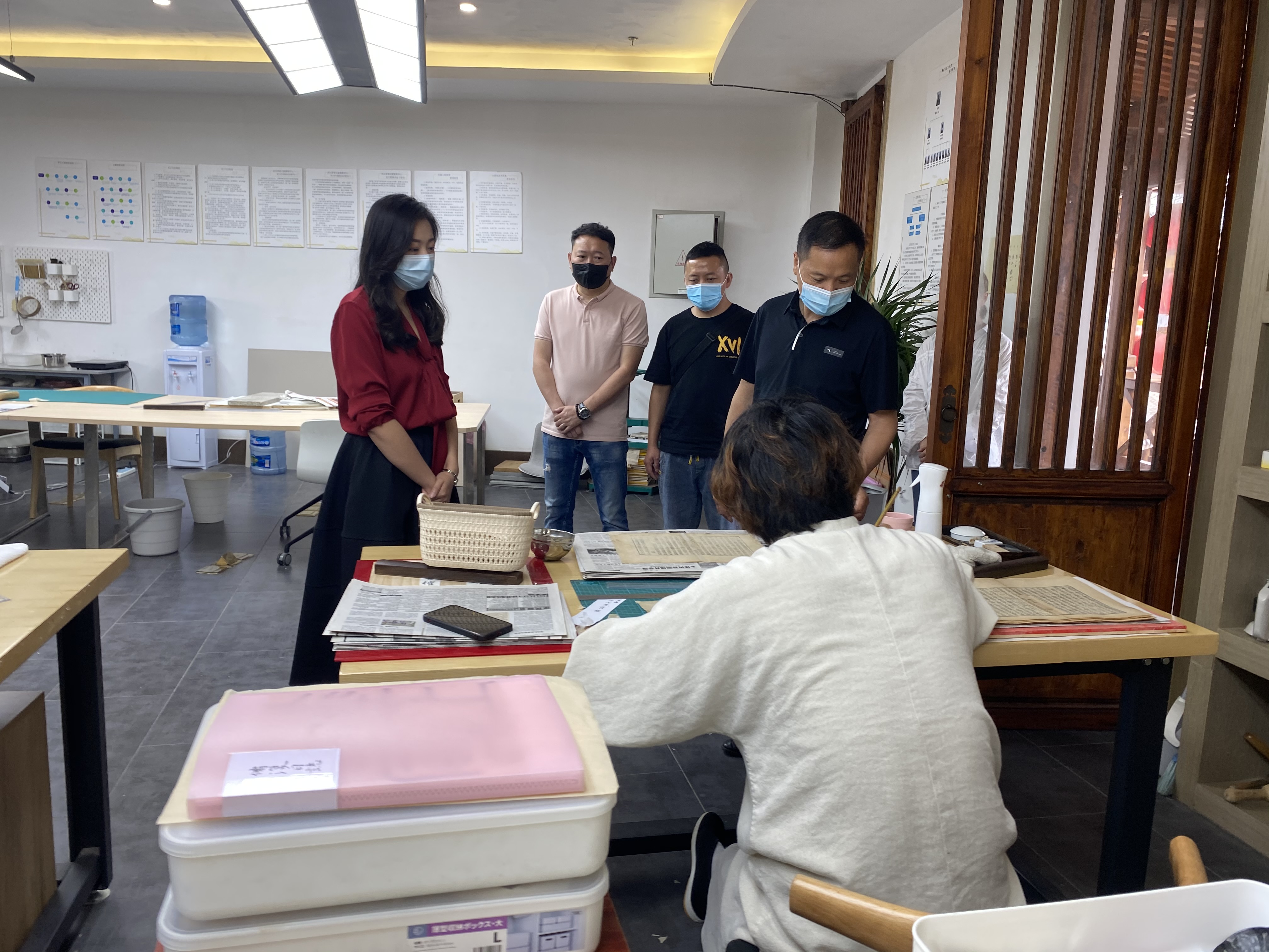 德阳市博物馆对馆藏书画保护修复项目进行进度查验(图4) 德阳市博物馆对馆藏书画保护修复项目进行进度查验(图4)