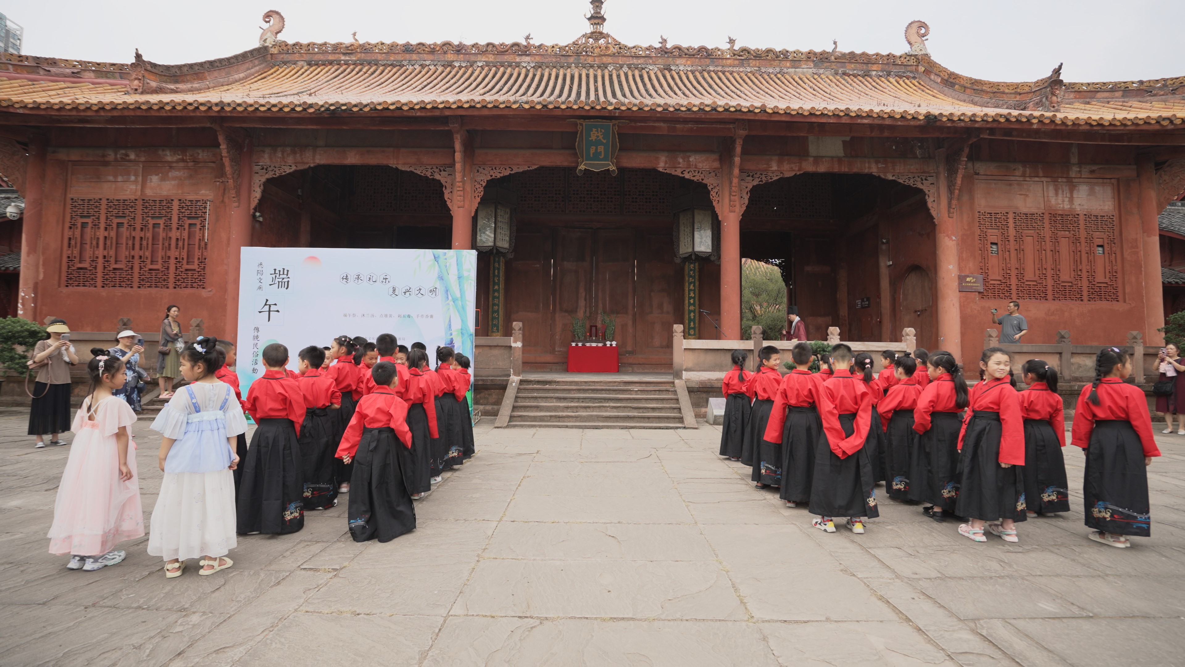 德阳市博物馆举行“韵味端午·情满文庙”民俗文化活动(图2) 德阳市博物馆举行“韵味端午·情满文庙”民俗文化活动(图2)