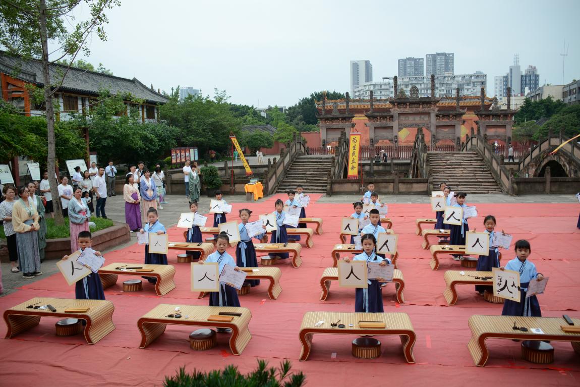 德阳文庙举行“守中尚礼 明日之星”幼儿园毕业典礼(图3) 德阳文庙举行“守中尚礼 明日之星”幼儿园毕业典礼(图3)