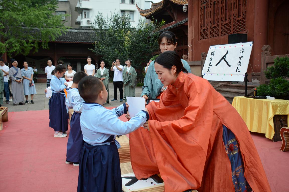 德阳文庙举行“守中尚礼 明日之星”幼儿园毕业典礼(图4) 德阳文庙举行“守中尚礼 明日之星”幼儿园毕业典礼(图4)