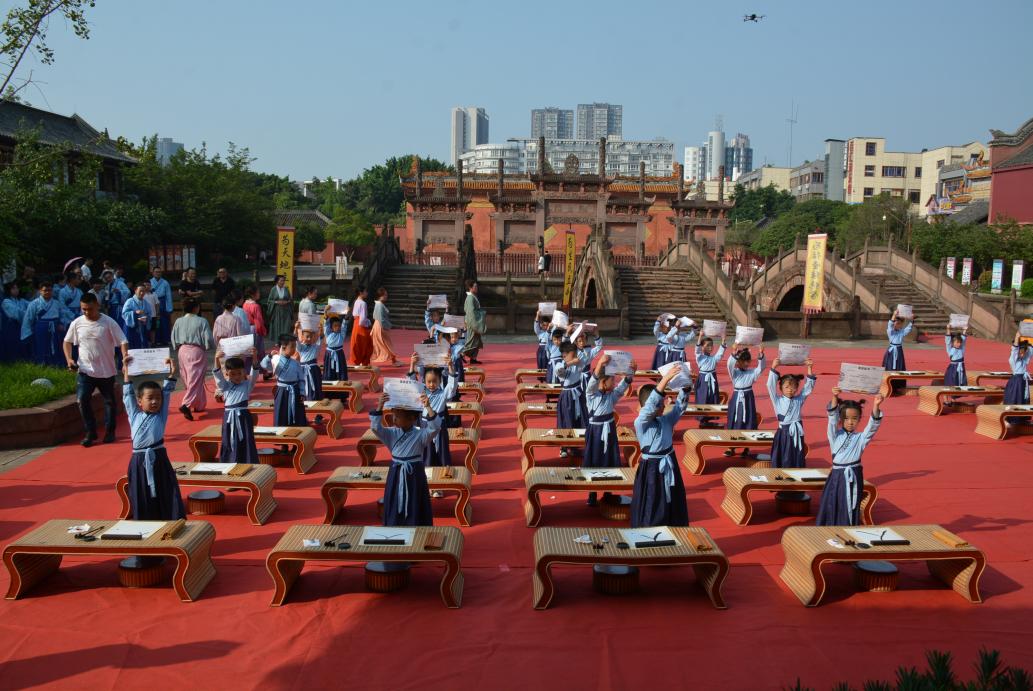 德阳市博物馆举行癸卯年什邡蒙思幼儿园“蒙童开慧智 明德蕴哲思”结业典礼(图4) 德阳市博物馆举行癸卯年什邡蒙思幼儿园“蒙童开慧智 明德蕴哲思”结业典礼(图4)