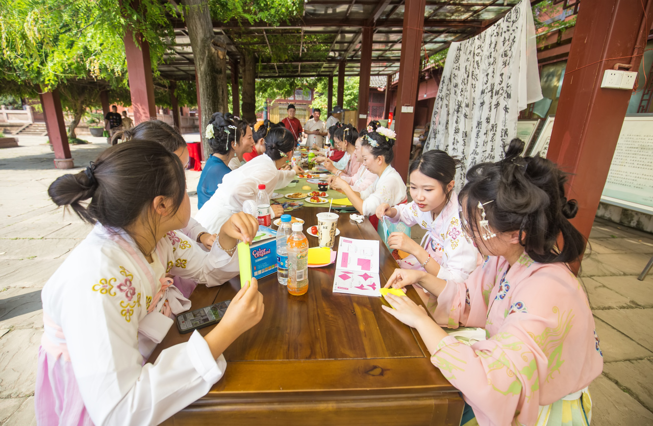 德阳市博物馆开展“乞巧讨喜迎七夕 晒书读诗明学经”传统文化民俗活动 (图3) 德阳市博物馆开展“乞巧讨喜迎七夕 晒书读诗明学经”传统文化民俗活动 (图3)