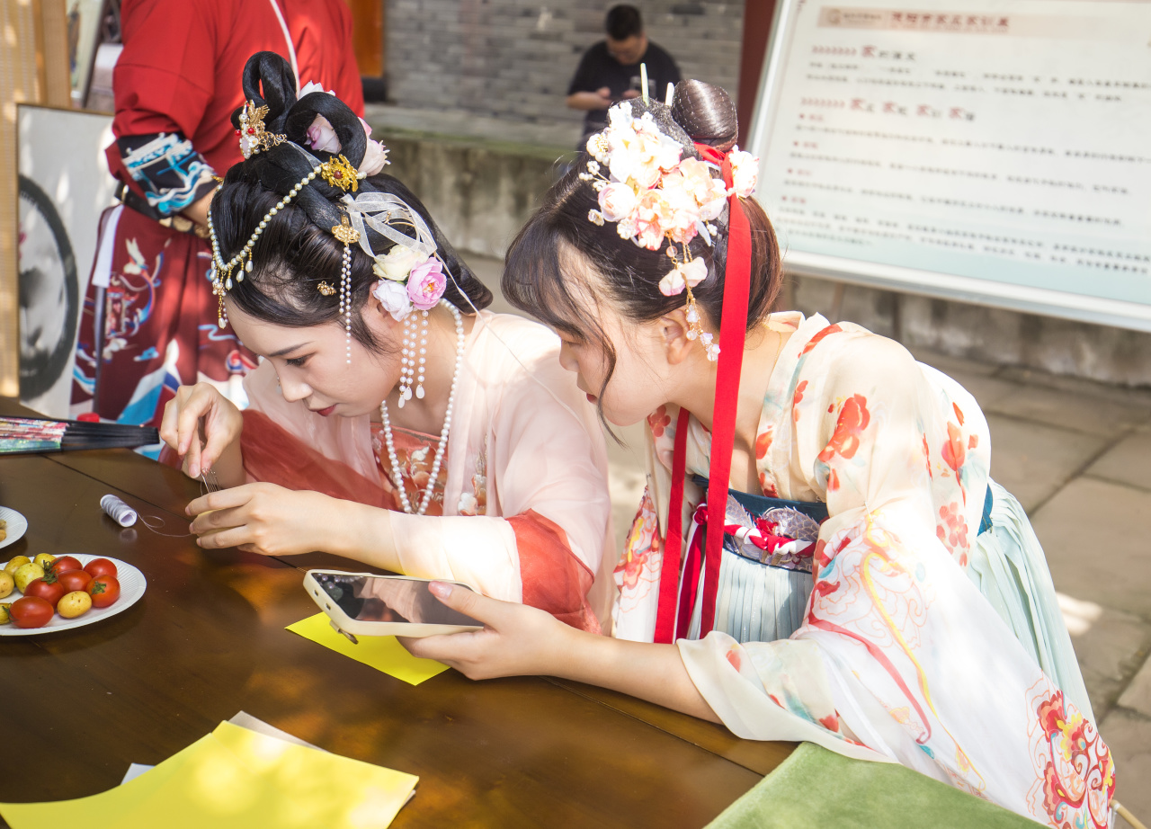 德阳市博物馆开展“乞巧讨喜迎七夕 晒书读诗明学经”传统文化民俗活动 (图4) 德阳市博物馆开展“乞巧讨喜迎七夕 晒书读诗明学经”传统文化民俗活动 (图4)