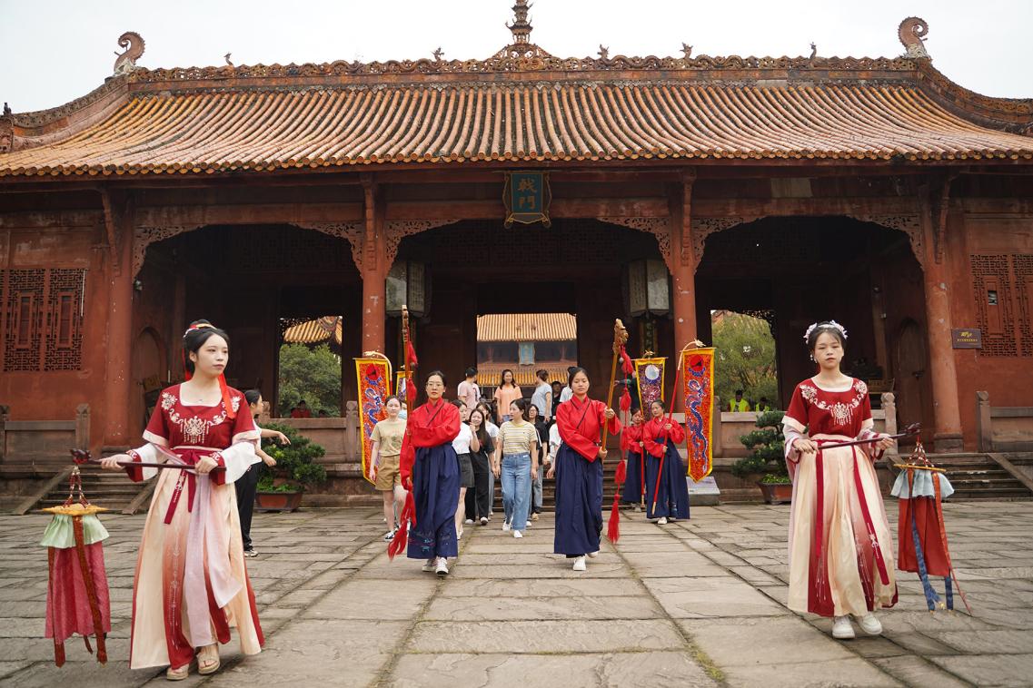 德阳市博物馆开展“奋进新时代 鼓动中华魂”医务(护)人员主题团日活动(图2) 德阳市博物馆开展“奋进新时代 鼓动中华魂”医务(护)人员主题团日活动(图2)