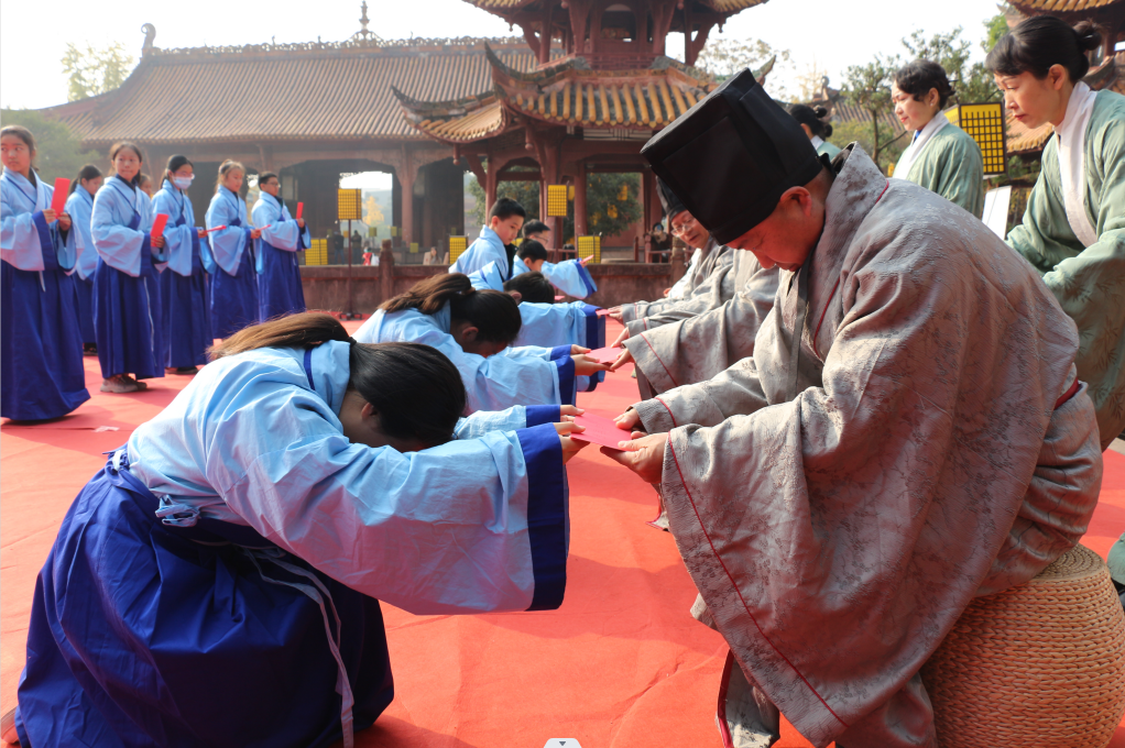 德阳文庙举行2023年拜师礼研学旅行活动(图2) 德阳文庙举行2023年拜师礼研学旅行活动(图2)