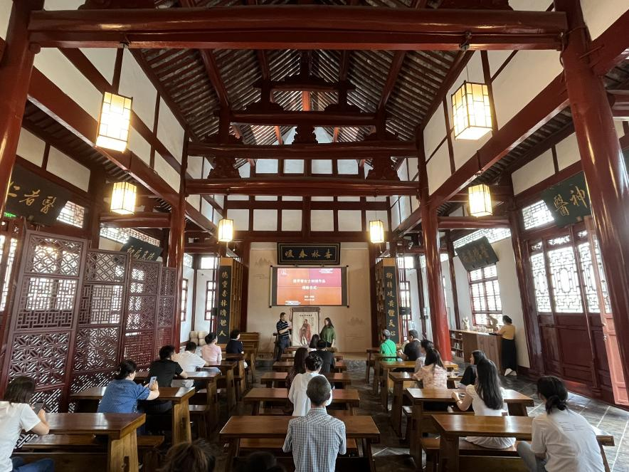 段开青女士向德阳市博物馆捐赠“孔子行教像”刺绣