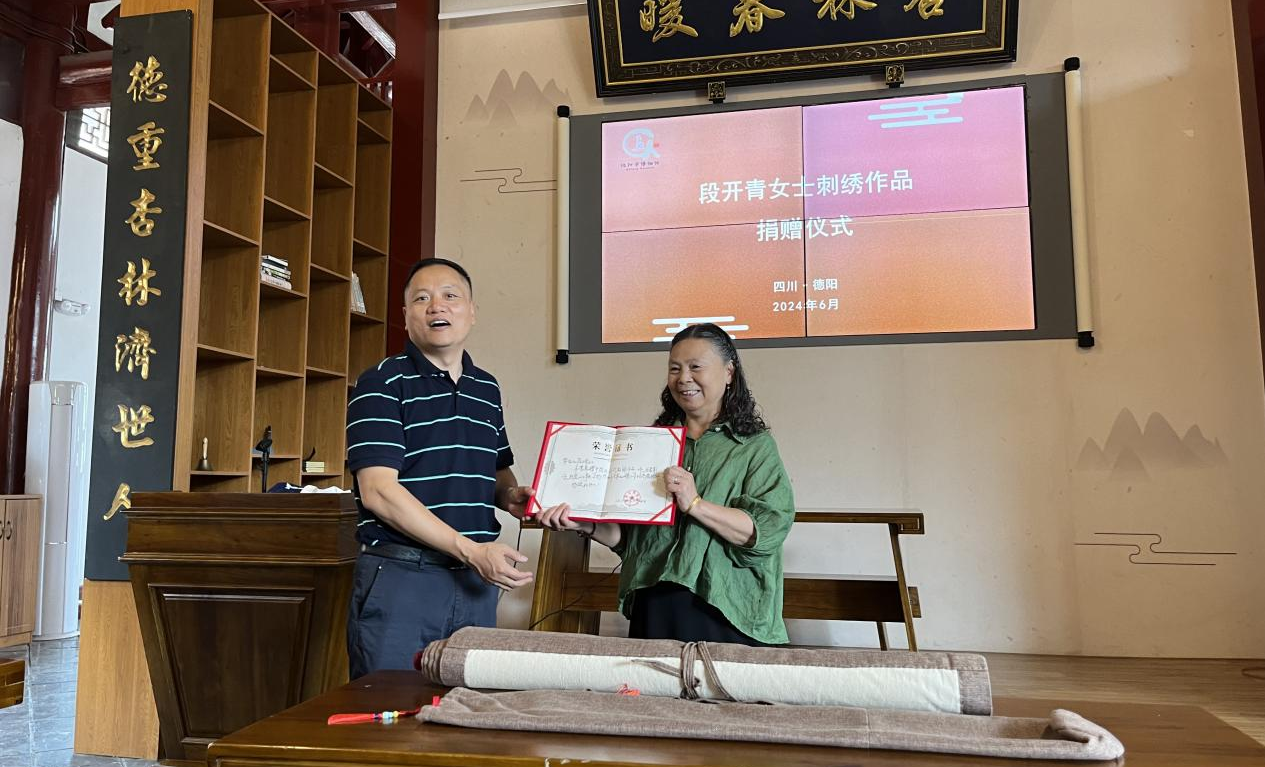 段开青女士向德阳市博物馆捐赠“孔子行教像”刺绣(图3) 段开青女士向德阳市博物馆捐赠“孔子行教像”刺绣(图3)