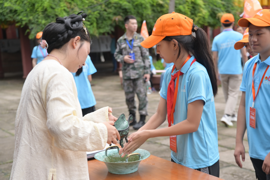 德阳市博物馆举行“探秘古蜀文明感受中国智造” 全省各族青少年夏令营活动(图2) 德阳市博物馆举行“探秘古蜀文明感受中国智造” 全省各族青少年夏令营活动(图2)