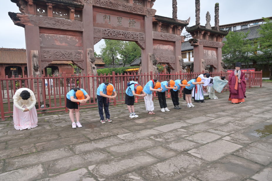 德阳市博物馆举行“探秘古蜀文明感受中国智造” 全省各族青少年夏令营活动(图4) 德阳市博物馆举行“探秘古蜀文明感受中国智造” 全省各族青少年夏令营活动(图4)