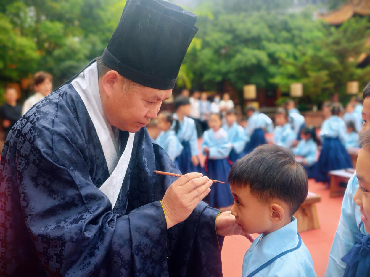 启蒙开笔礼  助新生迈出学习求知第一步(图3)