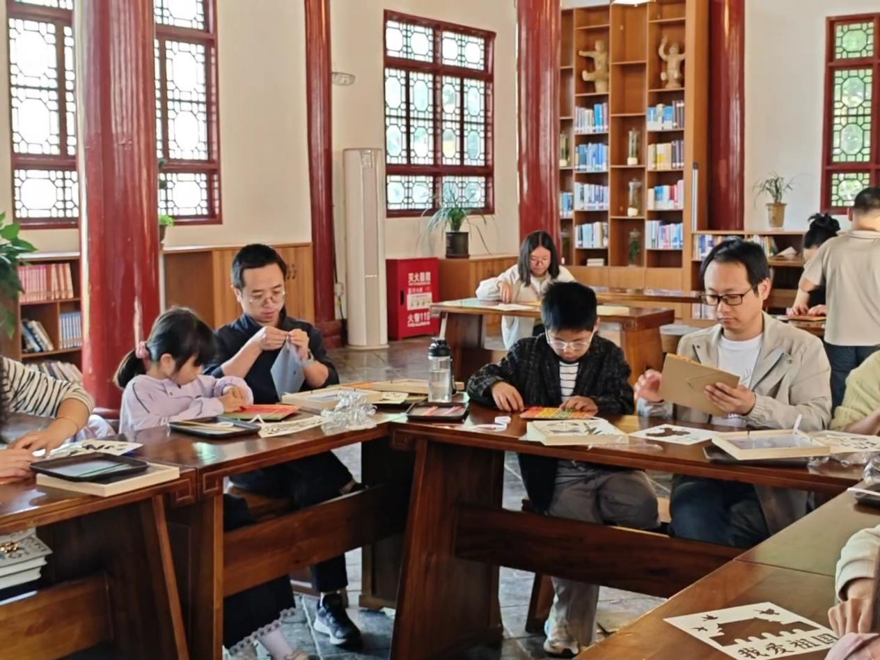 活动回顾|织竹成画,经纬传韵!文庙非遗竹编体验圆满落幕(图3) 活动回顾|织竹成画,经纬传韵!文庙非遗竹编体验圆满落幕(图3)