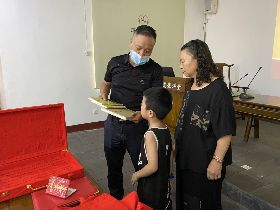 段开青女士向德阳市博物馆捐赠刺绣作品(图5) 段开青女士向德阳市博物馆捐赠刺绣作品(图5)