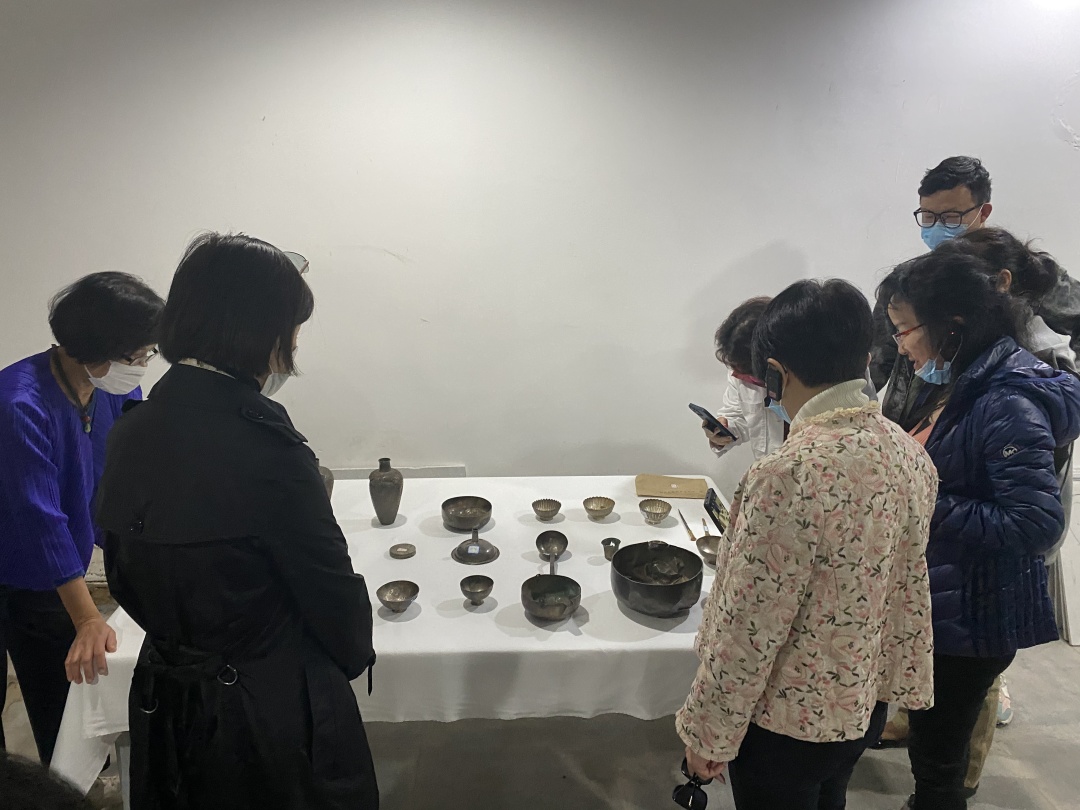 台北故宫博物院研究员廖宝秀到我馆研究馆藏银器(图3) 台北故宫博物院研究员廖宝秀到我馆研究馆藏银器(图3)