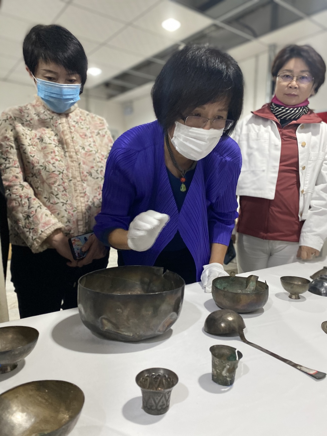 台北故宫博物院研究员廖宝秀到我馆研究馆藏银器(图4) 台北故宫博物院研究员廖宝秀到我馆研究馆藏银器(图4)