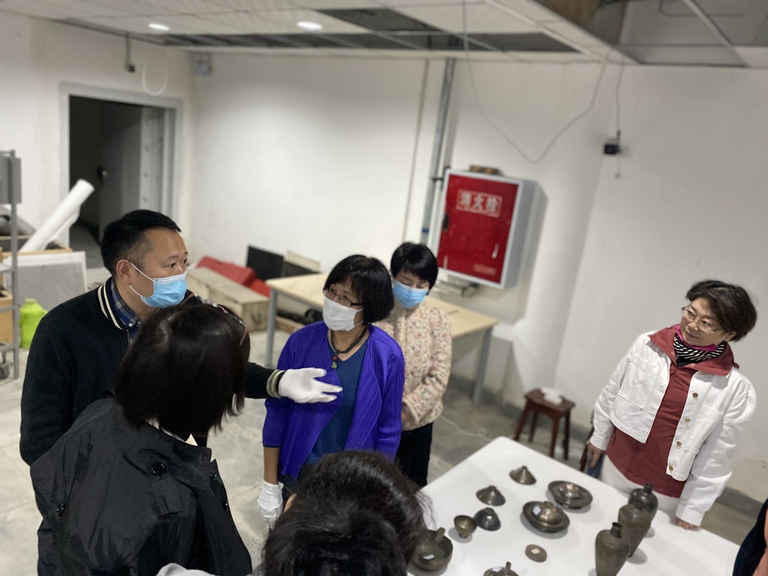 台北故宫博物院研究员廖宝秀到我馆研究馆藏银器(图2) 台北故宫博物院研究员廖宝秀到我馆研究馆藏银器(图2)