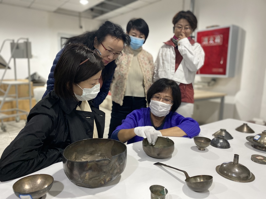 台北故宫博物院研究员廖宝秀到我馆研究馆藏银器(图5) 台北故宫博物院研究员廖宝秀到我馆研究馆藏银器(图5)