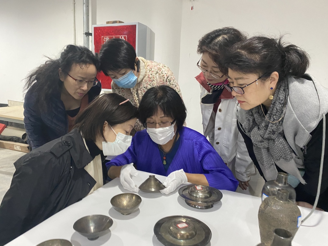 台北故宫博物院研究员廖宝秀到我馆研究馆藏银器(图6) 台北故宫博物院研究员廖宝秀到我馆研究馆藏银器(图6)